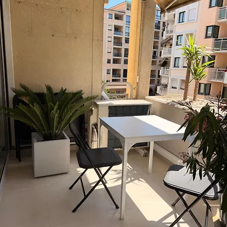 Moderne A 2 Pas De La Cannes